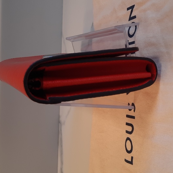 Authentic lv twist lock wallet - Picture 5 of 12